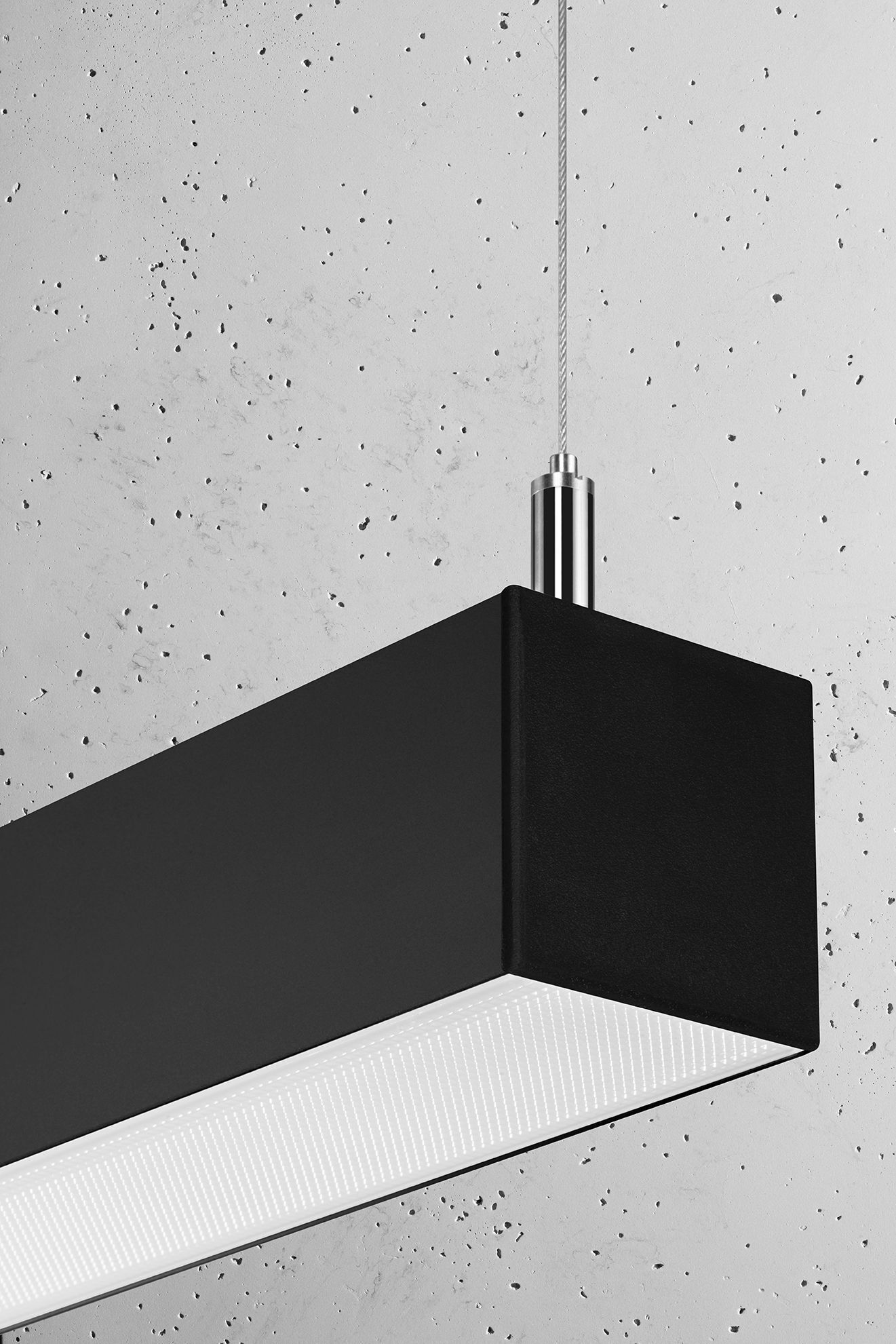 Schwarze Pendelleuchte LED Metall 67 cm länglich 4000 K